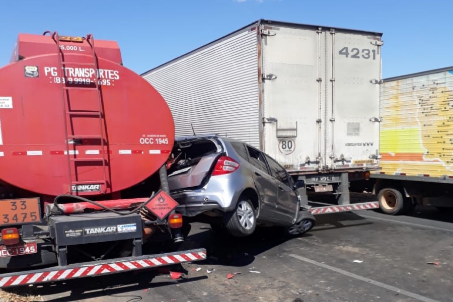 Acidente de trânsito: Caminhão tanque desgovernado bate em carro que fica suspenso entre dois veículos na Avenida Padre Cícero em Juazeiro do Norte-CE