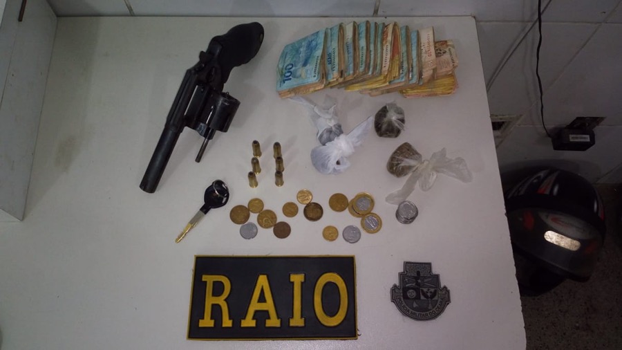 Polícia apreende drogas, arma de fogo e mais de R$ 10 mil reais após denúncias na cidade de Juazeiro do Norte-CE