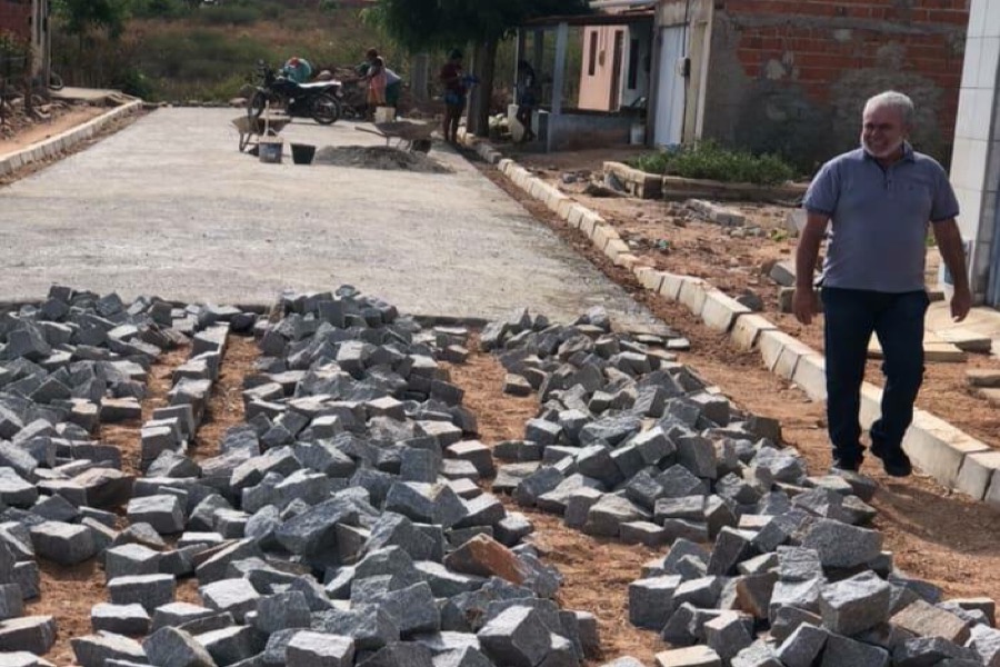 Afonso Sampaio acompanha de perto os pontos que estão recebendo melhorias na cidade de Nova Olinda-CE