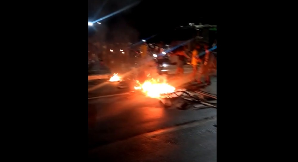 Protesto bloqueia Avenida Recife e complica o trânsito na Zona Sul do Recife