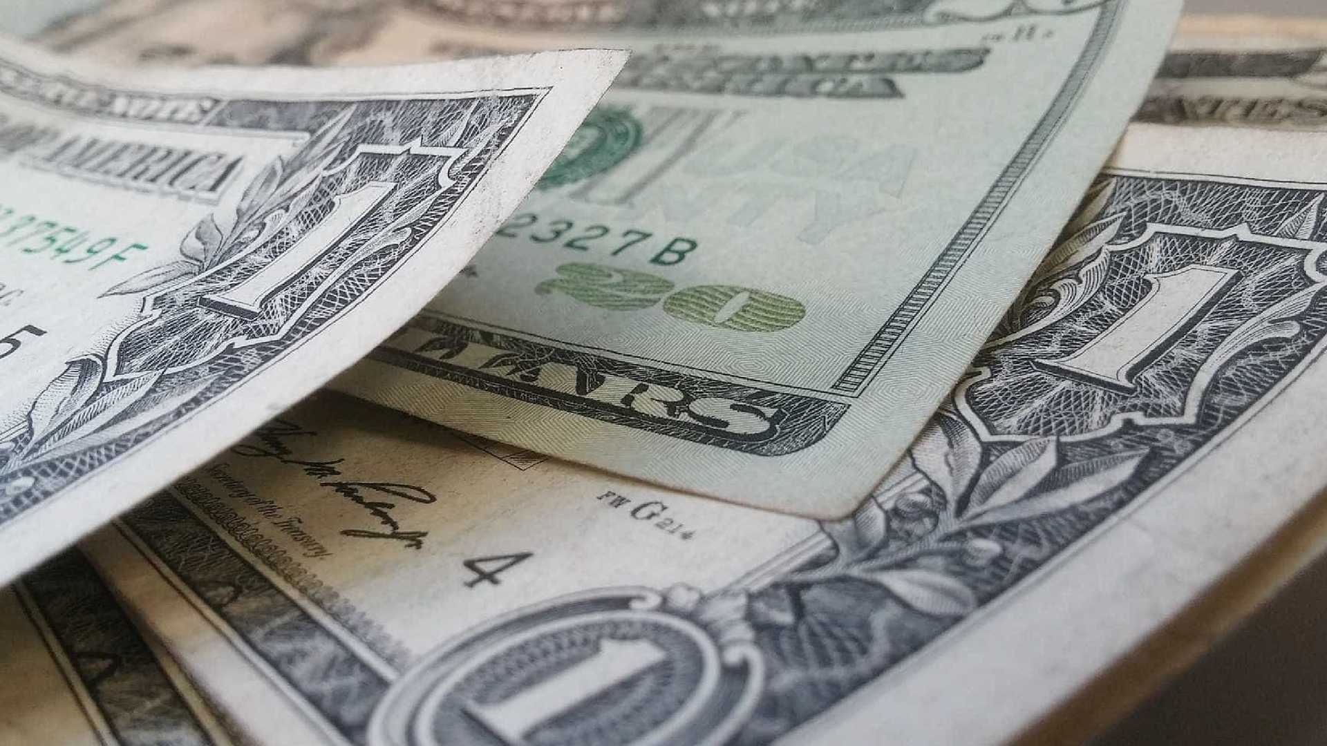 Dólar fecha o mês com queda acumulada de 7,80%