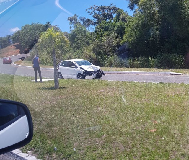 Dupla é presa após roubar carro e capotar veículo durante perseguição policial na Avenida Paralela, em Salvador