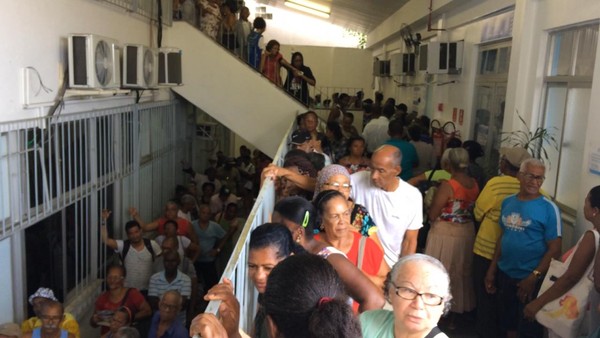 Pacientes lotam multicentro de saúde em Salvador para marcação de consultas