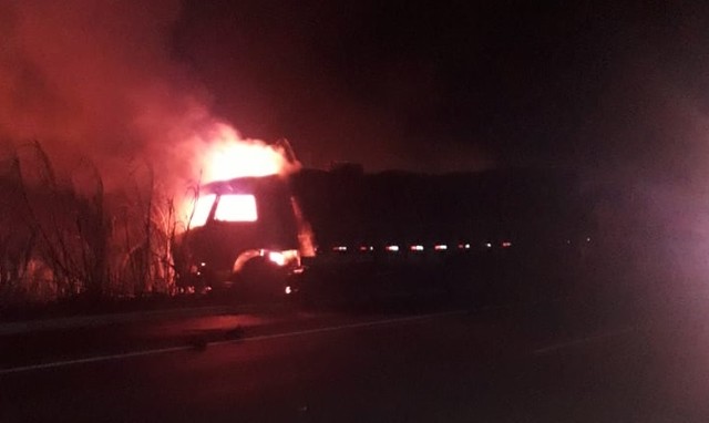 Uma pessoa morre carbonizada e duas ficam feridas em acidente em rodovia no Grande Recife