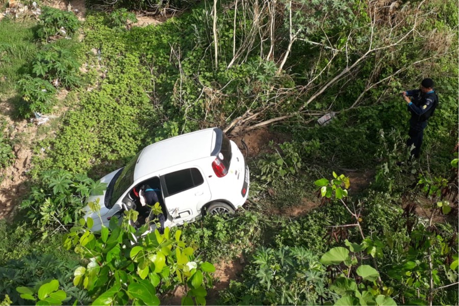 Carro perde o controle e cai em canal na cidade de Crato-CE