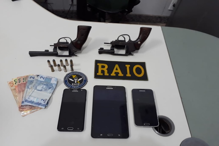 Polícia prende três acusados de assaltar estabelecimento comercial e apreende duas armas de fogo em Crato-CE