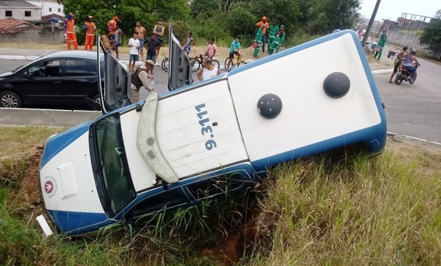 Viatura cai em buraco durante perseguição a suspeitos em Salvador e PMs ficam feridos