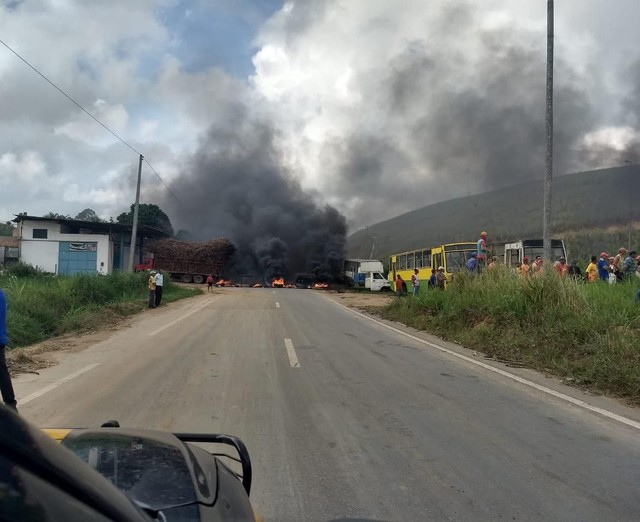 Protesto interdita a BR-101 na Zona da Mata Sul de Pernambuco