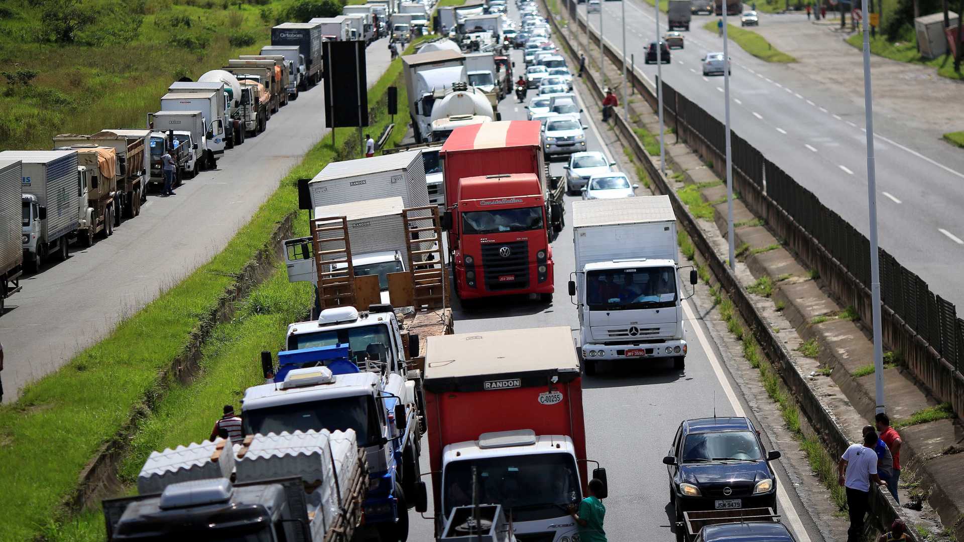 Líder dos caminhoneiros comemora decisão de Fux sobre frete