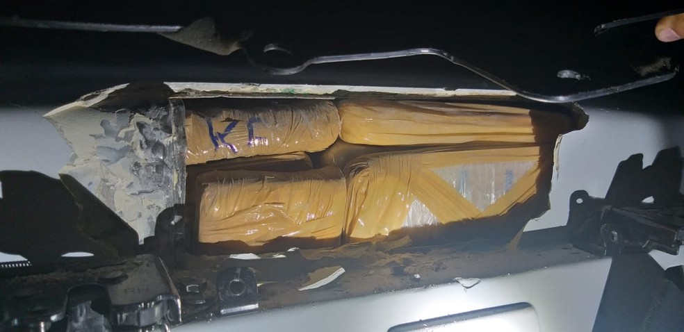 Homem é preso com 25 kg de cocaína escondida em fundo falso de carro na BR-116, no sudoeste da BA
