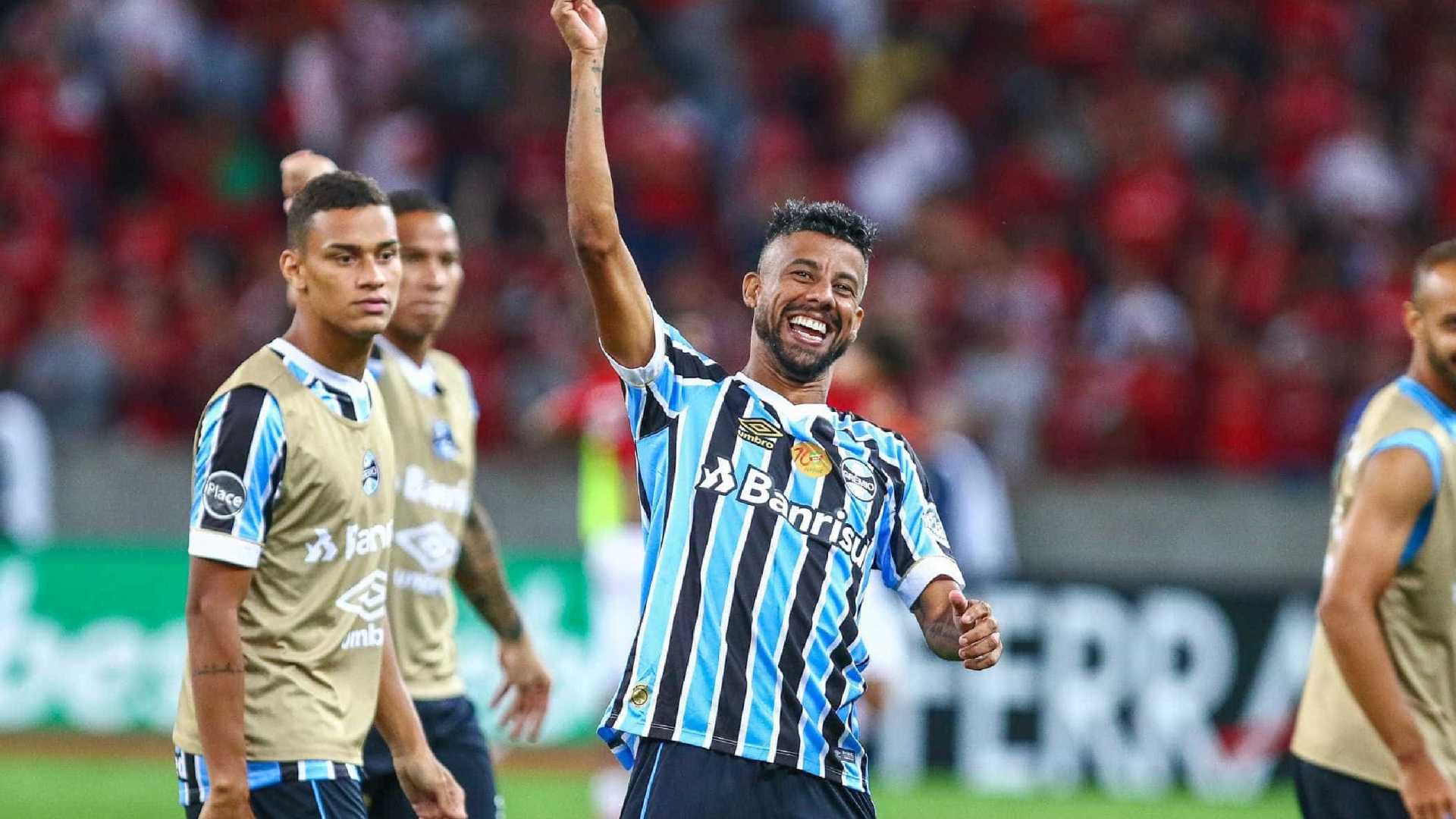 Léo Moura renova contrato com Grêmio até o fim de 2019