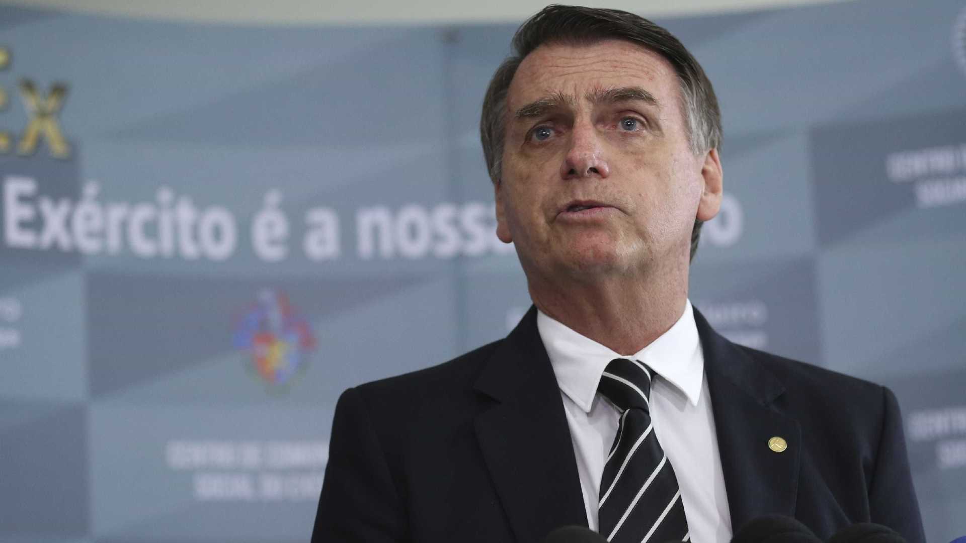 Bolsonaro vai a SP para fazer avaliação médica e tentar adiar cirurgia