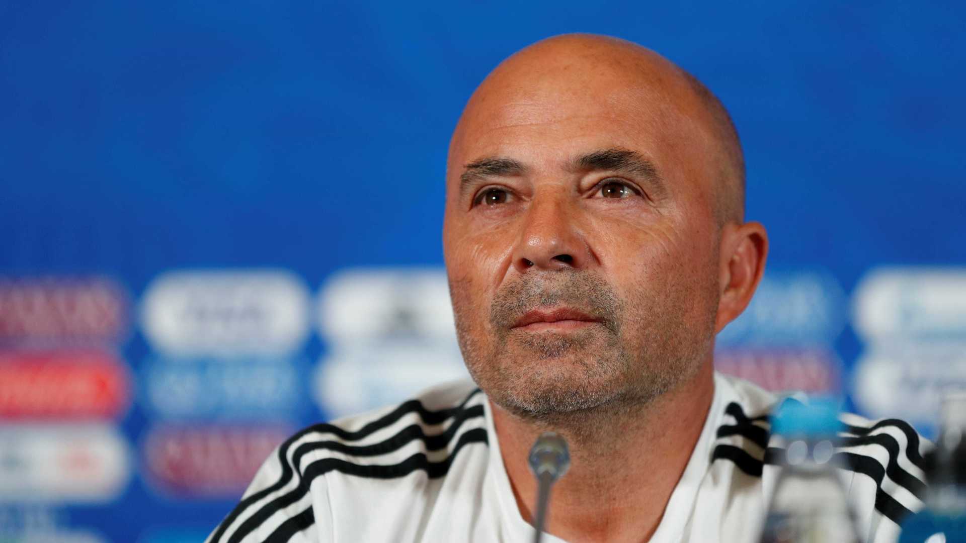 Recebido com festa, Sampaoli chega a SP para assinar com o Santos