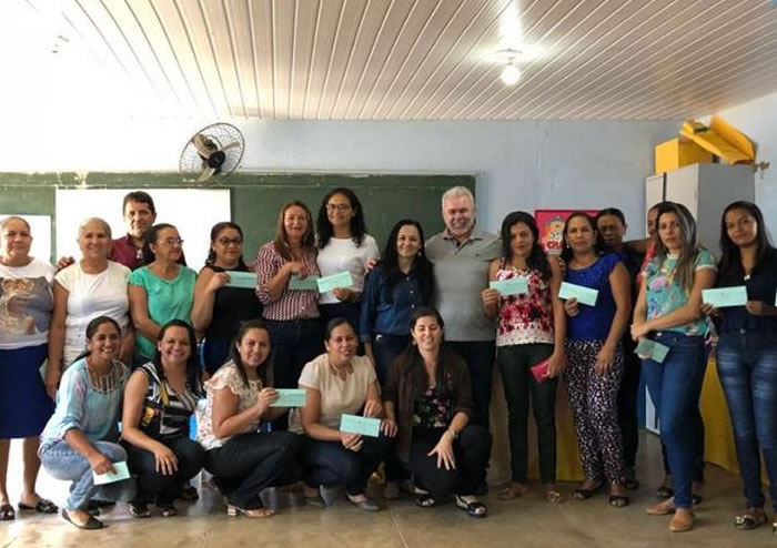 Educação faz entrega de bonificação aos profissionais referente ao prêmio ‘Escola Nota 10’