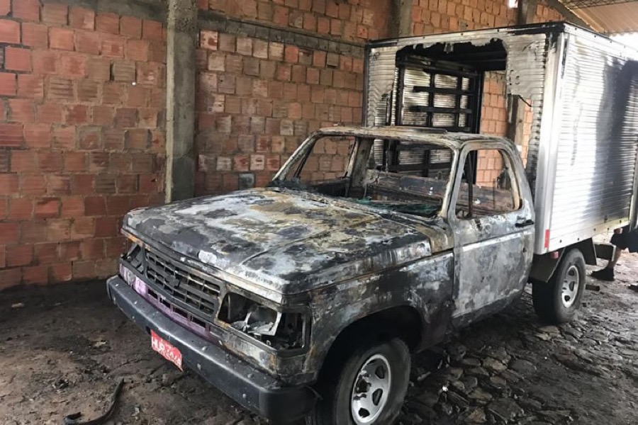 Caminhonete estacionada em galpão de Cooperativa Agrícola é incendiado em Aurora-CE