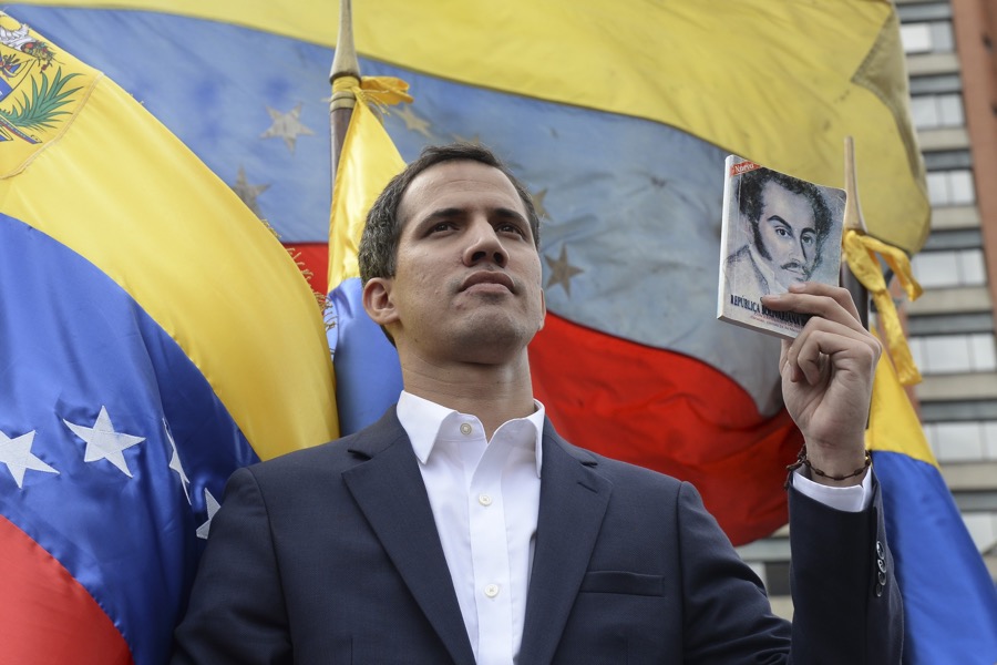 Juan Guaidó se declara presidente interino da Venezuela e é reconhecido por Brasil e EUA