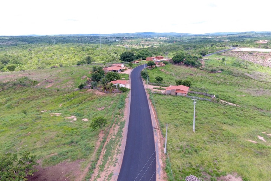 Prefeito Zé Helder acompanha conclusão da reconstrução da estrada do Riacho Verde