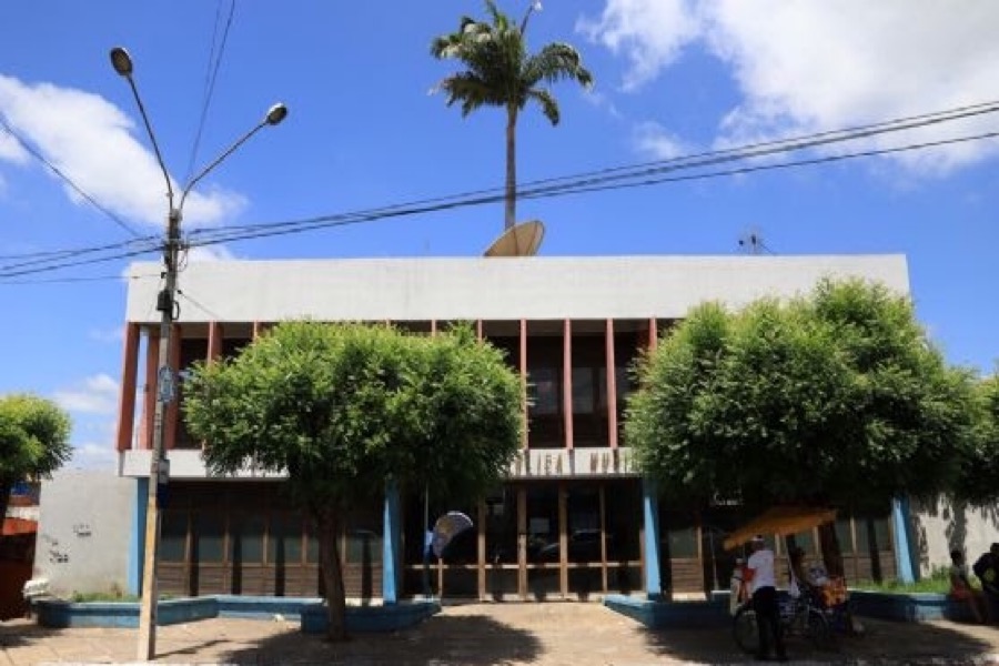 Biblioteca Pública recebe doação de livros e equipamentos