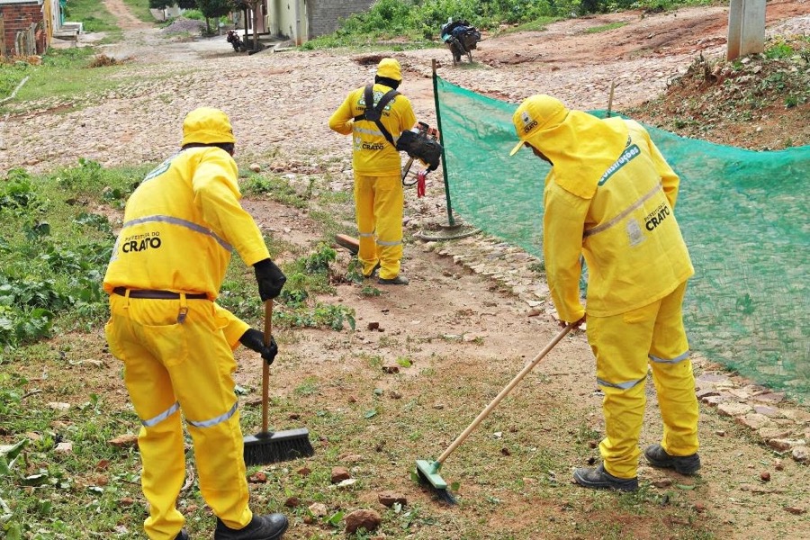 Limpeza Pública realiza serviços de capinação e varrição nos bairros em Crato-CE