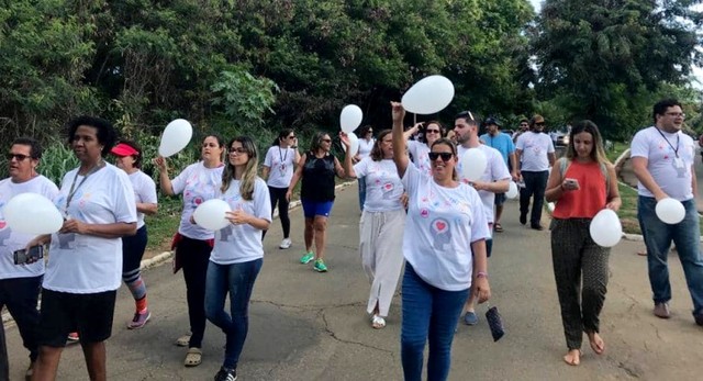 Caminhada em Fernando de Noronha alerta para cuidados com a saúde mental