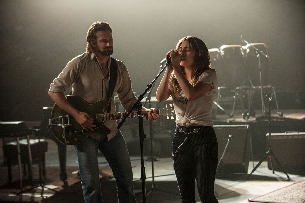 Lady Gaga e Bradley Cooper cantam ‘Shallow’, de ‘Nasce uma estrela’, em show da cantora