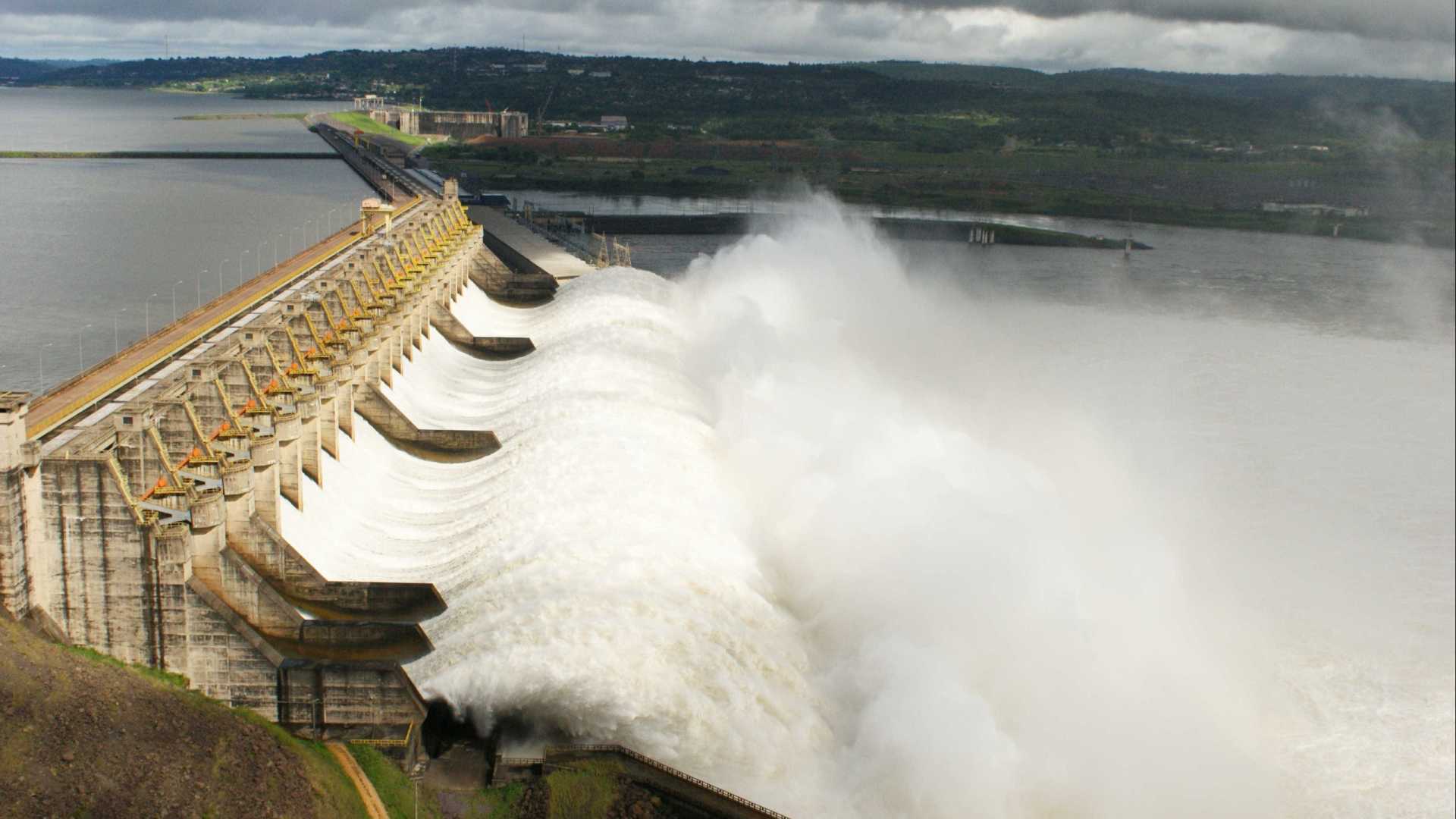 Furnas volta a operar hidrelétrica após avaliar deslocamento de lama