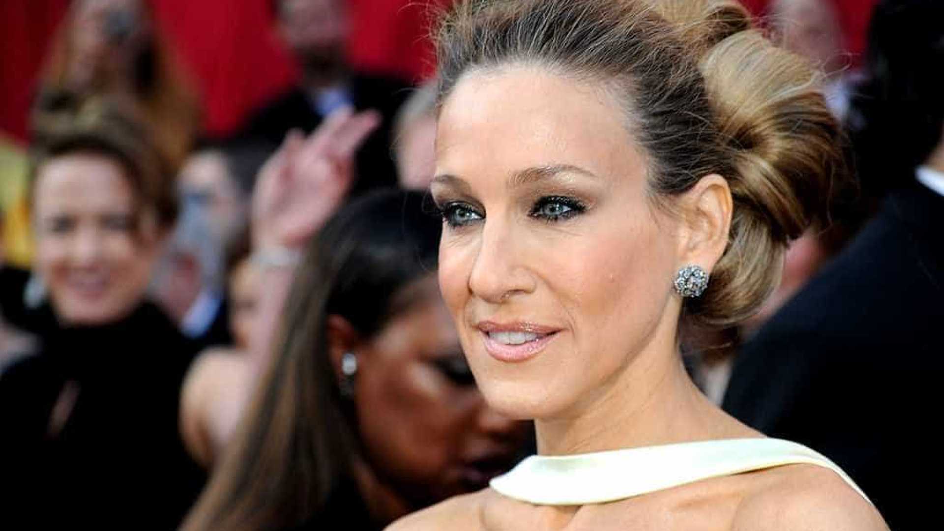 Sarah Jessica Parker anuncia breve retorno de Carrie Bradshaw