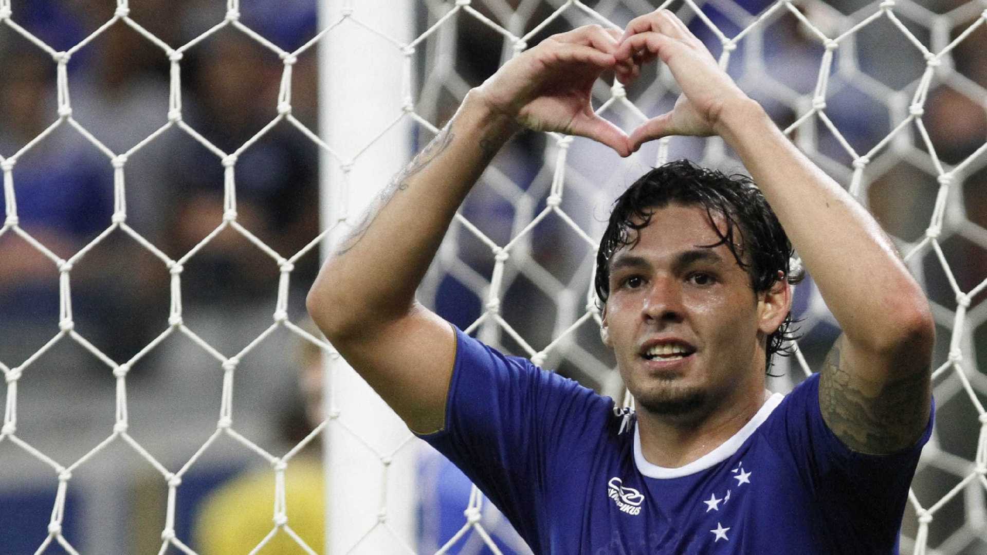 Palmeiras vê sinal positivo por Ricardo Goulart, mas adota cautela