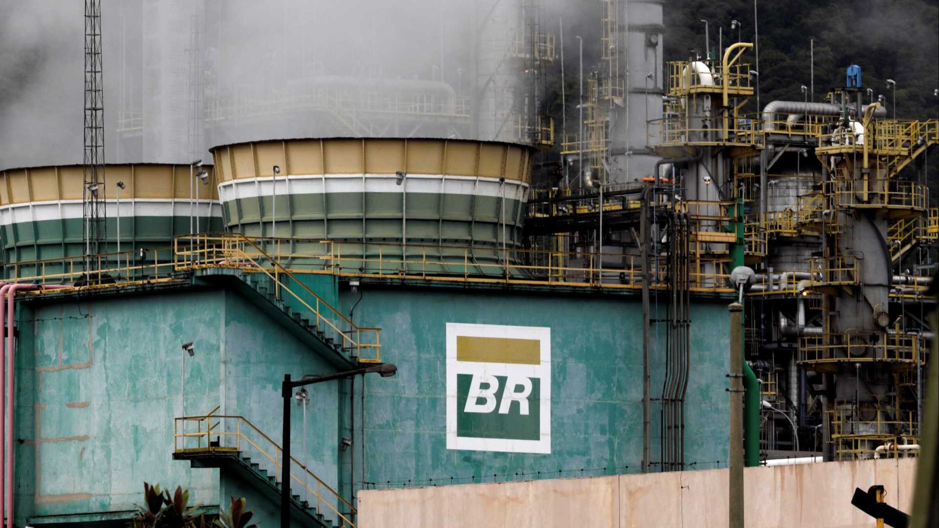 Com fim de subsídio, Petrobras sobe preço do diesel em 2,5%