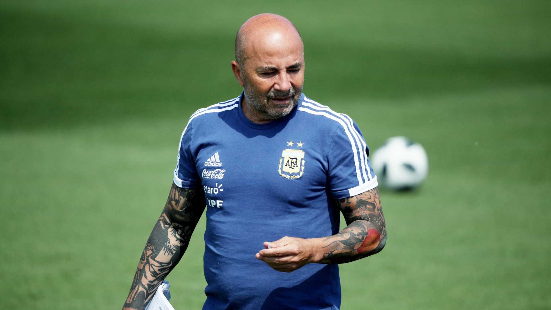 Santos se apresenta com Sampaoli, indefinições e sem reforços