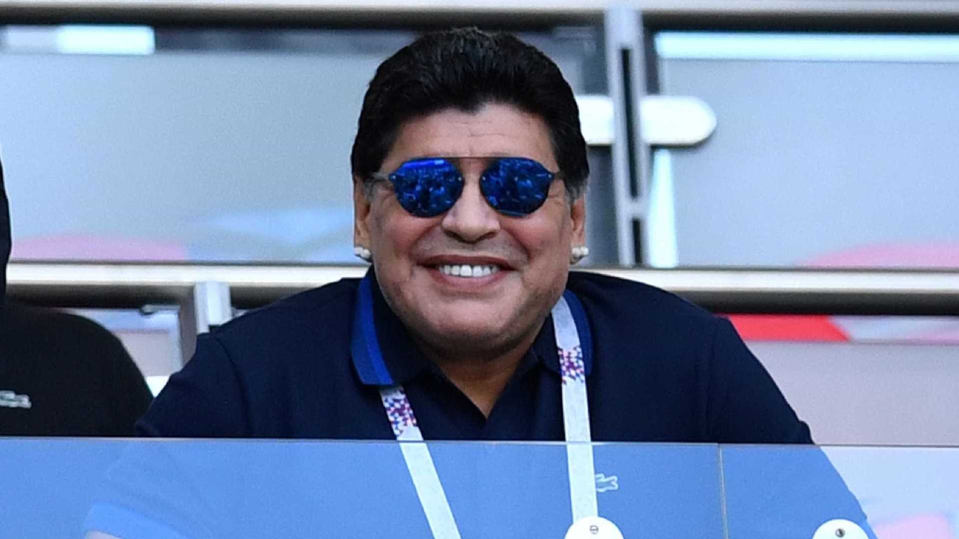 Maradona deixa hospital e filha diz que craque ‘está bem’