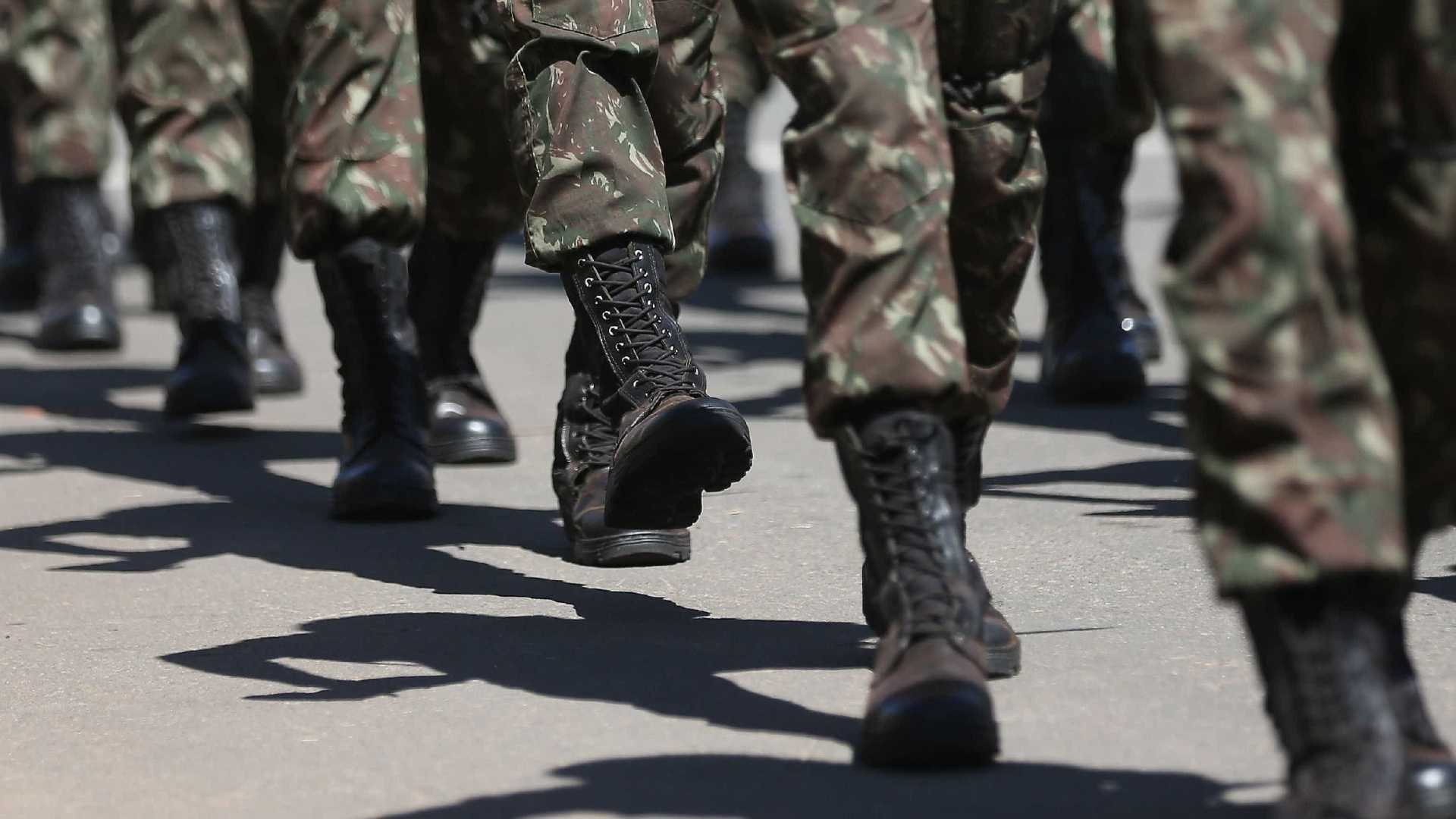 Previdência caminha para incluir militares em novas regras