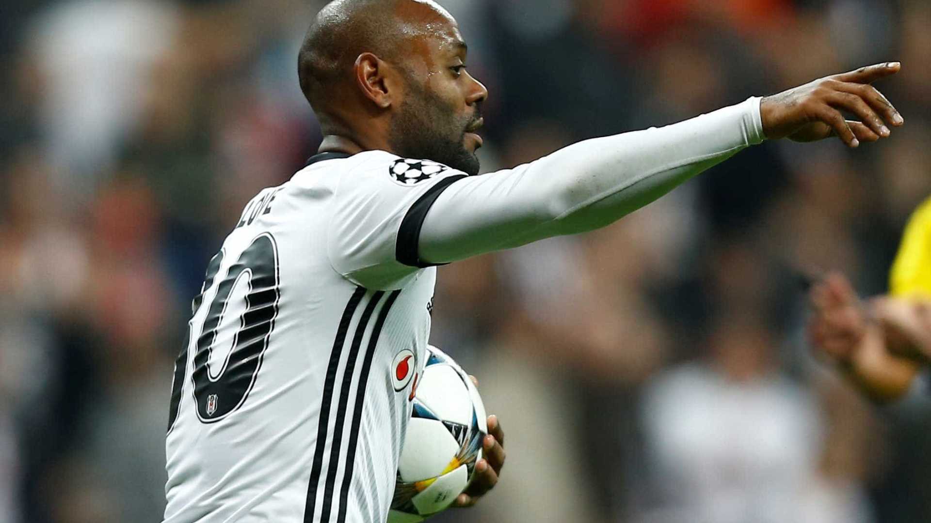 Corinthians descarta volta do zagueiro Gil e monitora Vagner Love