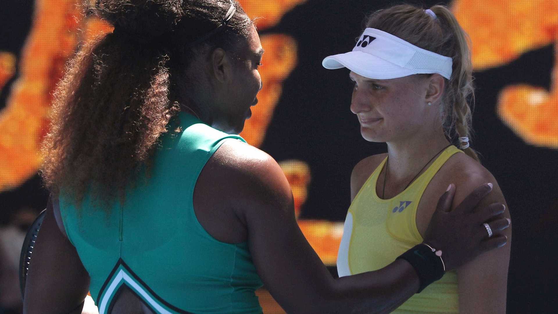 Serena Williams consola adversária após vitória no Aberto