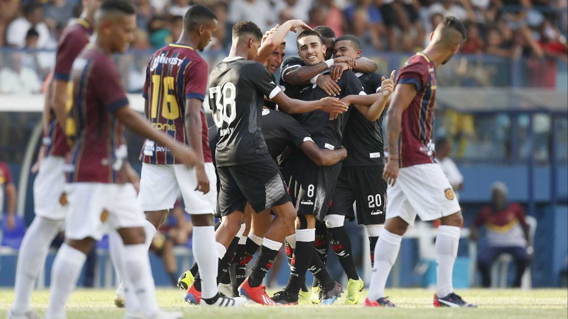 Vasco vence Madureira sob forte calor do Rio na estreia no Carioca