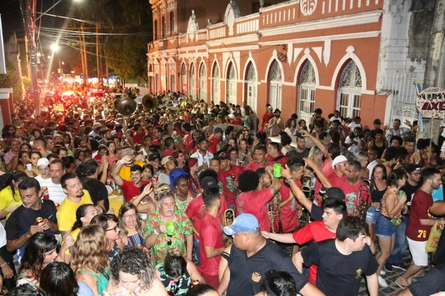 Baile, cortejos e ensaios pré-carnavalescos marcam o final de semana no Grande Recife