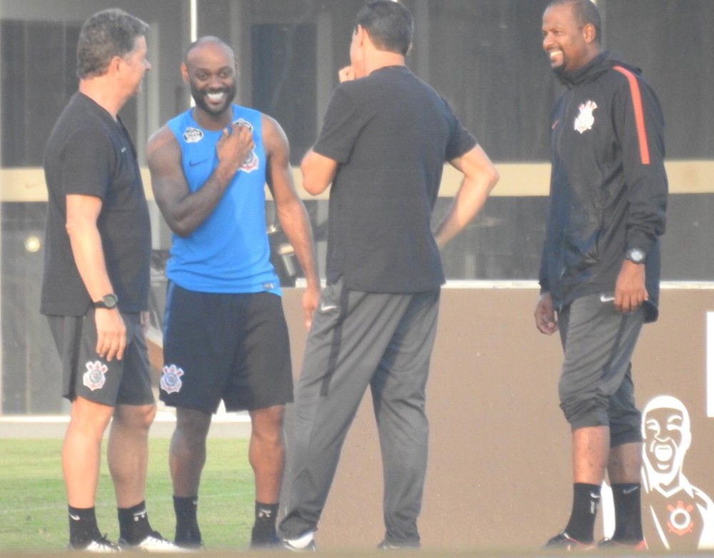 Três anos após deixar Corinthians, Vagner Love fecha contrato sem cláusula que facilitou saída