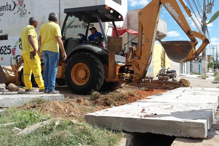 Prefeitura do Crato inicia a colocação das placas de concreto nas avenidas dos Bairros Lameiro e Grangeiro