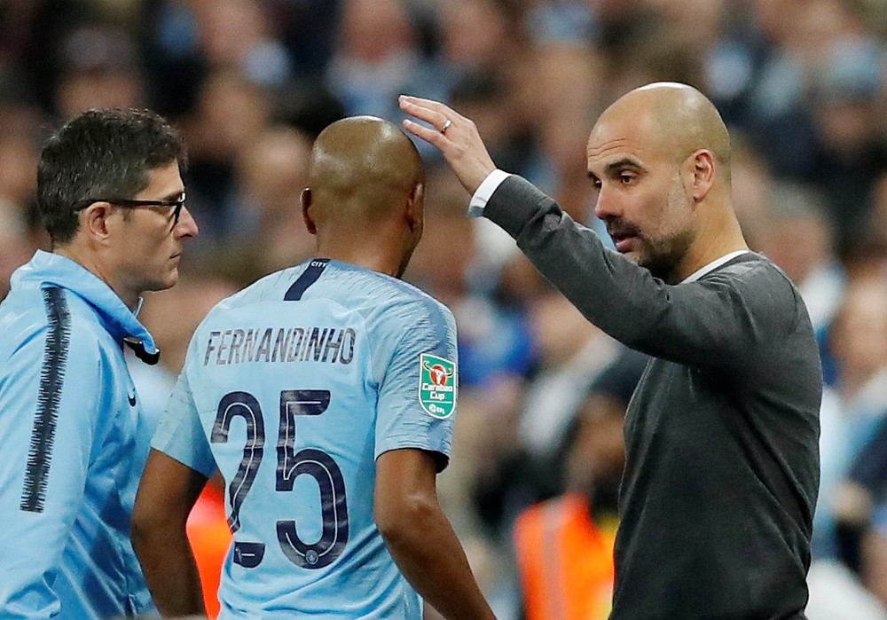 Guardiola aponta lesão muscular de Fernandinho e prevê brasileiro “semanas de fora”