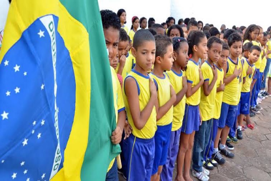 MEC pede para que escolas filmem alunos cantando o hino nacional