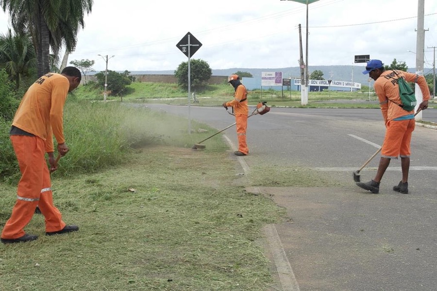 Prefeitura de Crato mantém equipes trabalhando diariamente na limpeza pública