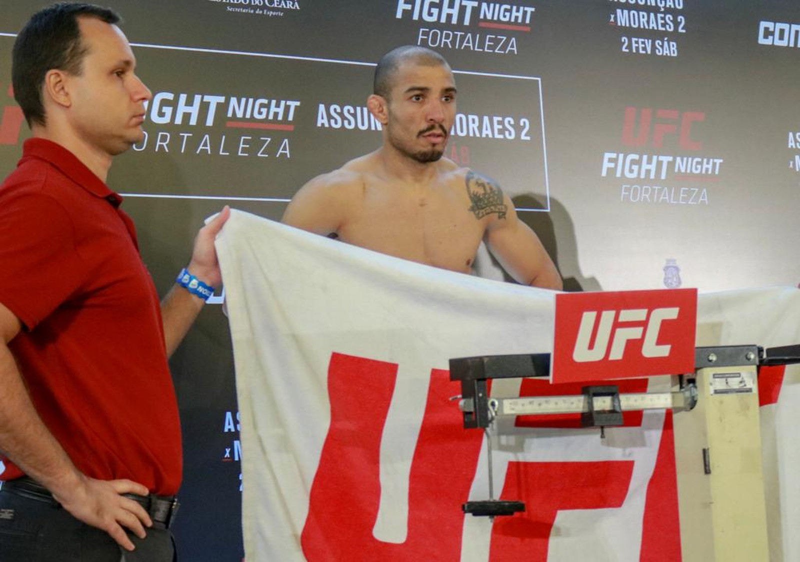 José Aldo usa toalha, mas bate o limite do peso para luta contra Renato Moicano no UFC Fortaleza