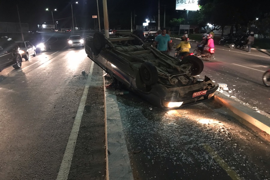 Carro capota agora e fica com as rodas para cima na avenida Padre Cícero em Crato-CE