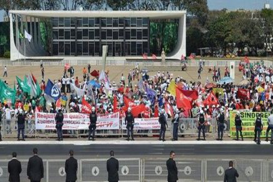 Sob ameaça de greve geral, servidores federais se reúnem em Brasília