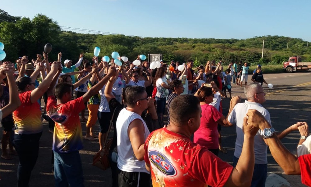 Moradores de Icó, no Ceará, fecham rodovia em protesto contra rachaduras em açude