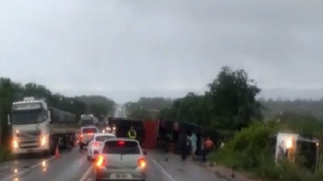 Estudante fica ferida após acidente entre carreta e transporte escolar na rodovia BR-116, no Ceará