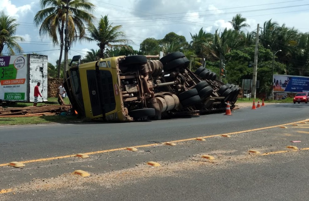 Carreta carregada de madeira tomba na BR-343, em Teresina