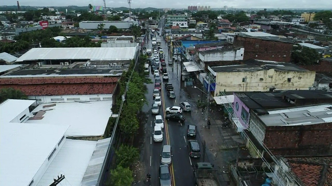 Chuva alaga ruas do Grande Recife e complica trânsito