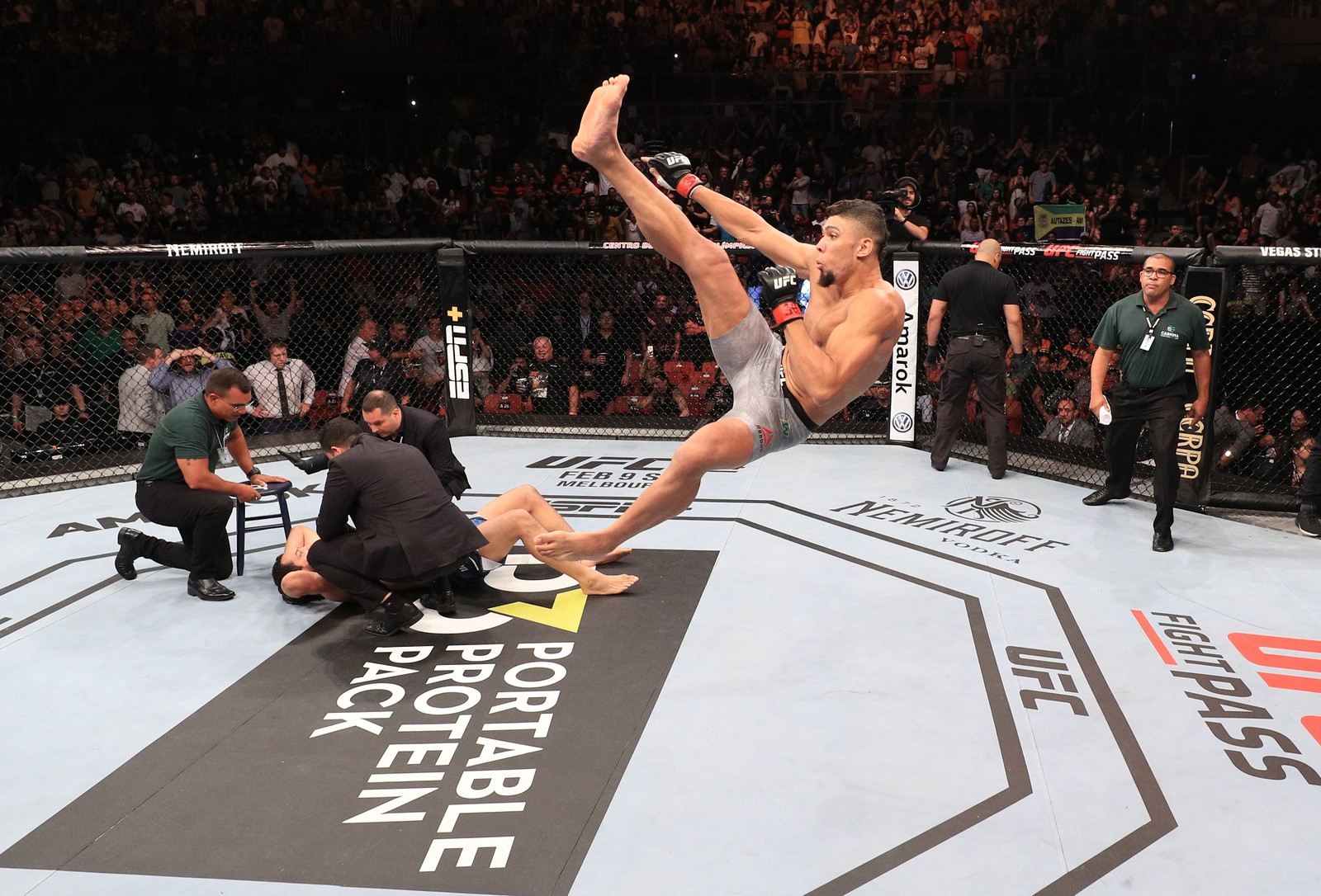 “Tive que gastar minha energia”, diz Johnny Walker sobre dança e saltos após vitória no UFC