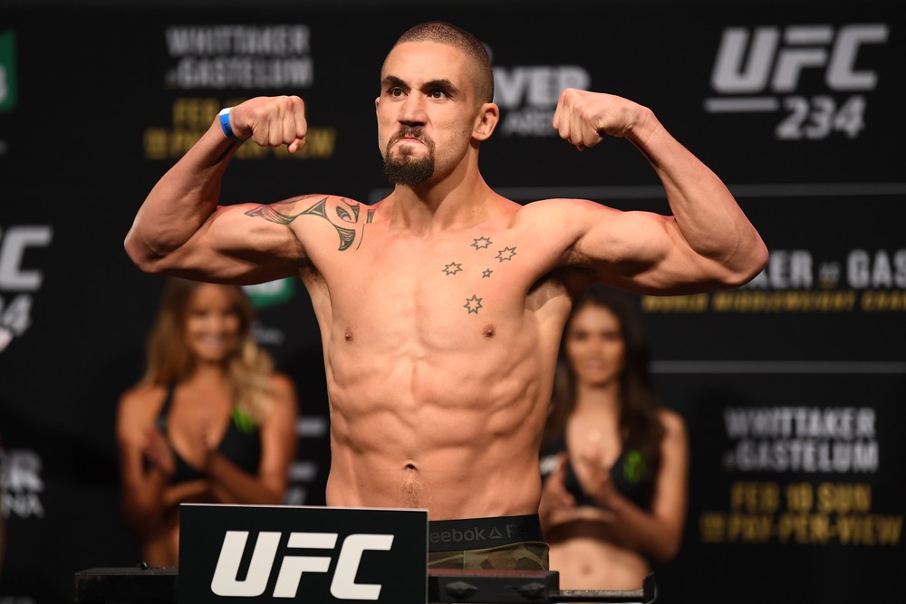 Do hospital, Whittaker lamenta ausência no UFC 234, se desculpa com Kelvin e diz: “Voltarei melhor”